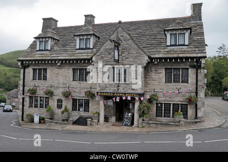 Das Bankes Arms Hotel an der erstaunlich leer Hauptstraße durch Corfe Castle, Dorset, UK. Stockfoto