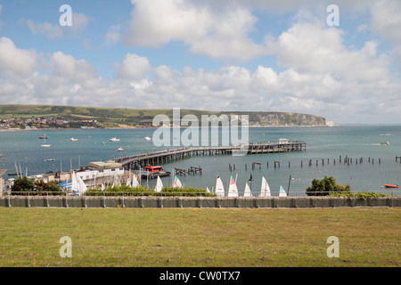 Blick auf Swanage Pier und Swanage Bay von Peveril Point, Dorset, UK. Stockfoto