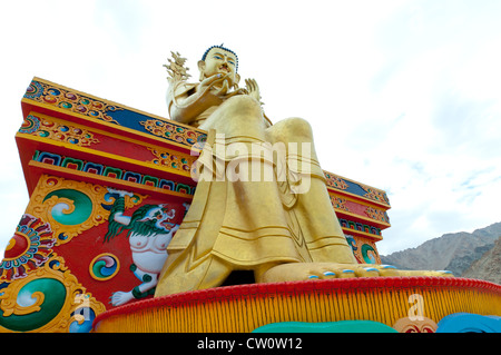 70-Fuß hohe Statue des Maitreya im Likir Kloster in der Nähe der Stadt Saspol in Ladakh, Indien Stockfoto