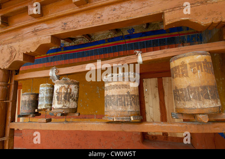 Geschnitzte hölzerne Nische Holding dekoriert Gebetsmühlen Likir Kloster in dem Dorf Likir in Ladakh, Indien. Stockfoto