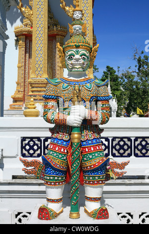 Bunte Riesen Wächter Statue mit Stab Waffe vor Thai Tempel Stockfoto