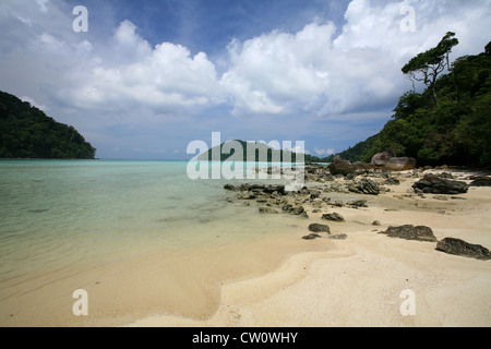 schöner Strand und Natursteinen gegen blauen Himmel am Surin Islands Nationalpark, Thailand Stockfoto