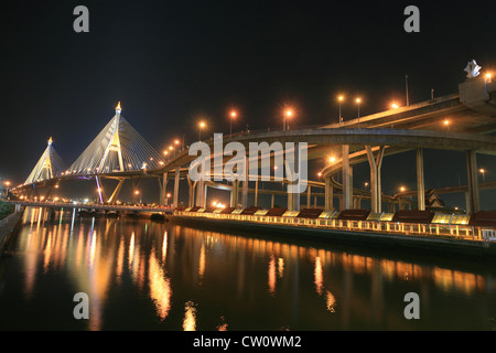 Nacht-Landschaft von Bhumibol, aka industrielle Ringstraße, Brücke in Bangkok, Thailand Stockfoto