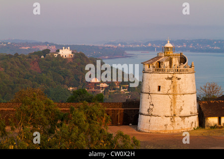 Blick auf St.-Lorenz-Kirche und dem alten Fort Aguada Leuchtturm vom neuen Leuchtturm in Calangute Stockfoto