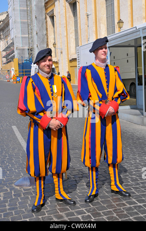 Uniformierte Vatikan Wachen außerhalb Rom Italien Europa Stockfoto