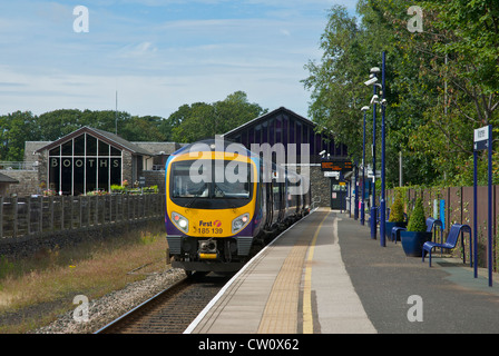 Schulen Sie stehen am Bahnhof Windermere, Lake District National Park, Cumbria, England UK Stockfoto