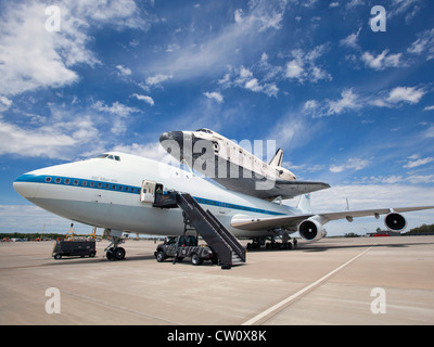 Entdeckung, montiert auf einem NASA 747 Shuttle Carrier Aircraft (SCA) Washington Dulles International Airport Dienstag, 17. April 2012 Stockfoto