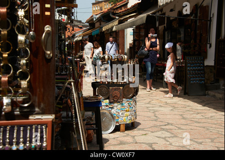 Baščaršija - Bashcharshiya das Herz des alten Sarajevo, Geschäfte in der osmanischen Bazaar District von Bascarsija Bosnien und Herzegowina Stockfoto