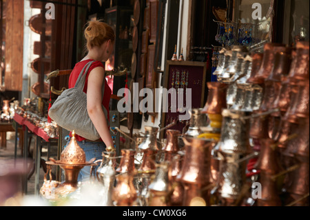 Baščaršija - Bashcharshiya das Herz des alten Sarajevo, Geschäfte in der osmanischen Bazaar District von Bascarsija Bosnien und Herzegowina Stockfoto