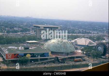 Originalfoto aus dem Jahr 1964. 1964 New York World's Fair, Transportation & Travel Pavilion und Port Authority Heliport vom New York Pavilion. Stockfoto