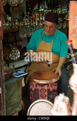 Baščaršija - Bashcharshiya das Herz des alten Sarajevo, Geschäfte in der osmanischen Bazaar District von Bascarsija Bosnien und Herzegowina Stockfoto