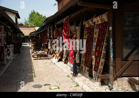 Baščaršija - Bashcharshiya das Herz des alten Sarajevo, Geschäfte in der osmanischen Bazaar District von Bascarsija Bosnien und Herzegowina Stockfoto