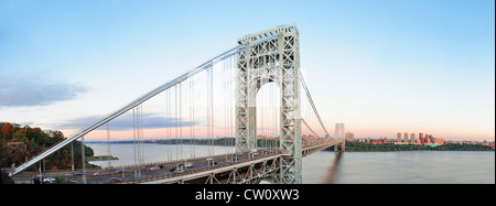 George Washington Brücke bei Sonnenuntergang Panorama über Hudson River. Stockfoto