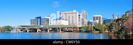 Orlando-Vierwaldstättersee Panorama am Morgen mit Bürogebäude und Brücke Stockfoto