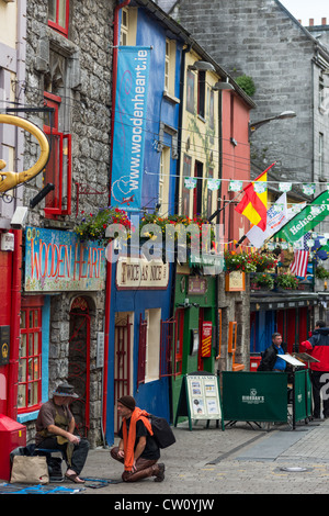 Bunte Geschäfte im Quartier Latin, der Stadt Galway, County Galway, Irland. Stockfoto