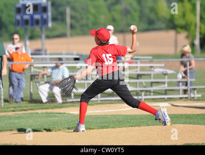 Rechtshänder Kleine Liga Baseball Krug wirft den Ball aus dem Krug Hügel Stockfoto