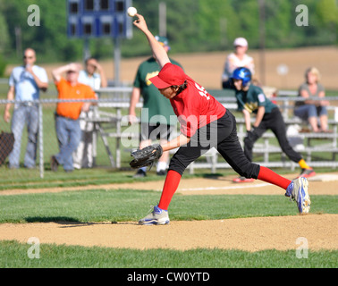 Rechtshänder Kleine Liga Baseball Krug wirft den Ball aus dem Krug Hügel Stockfoto