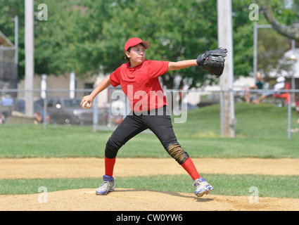 Lauffeuer der Alittle Liga Baseball Krug auf der Pitcher Hügel Stockfoto