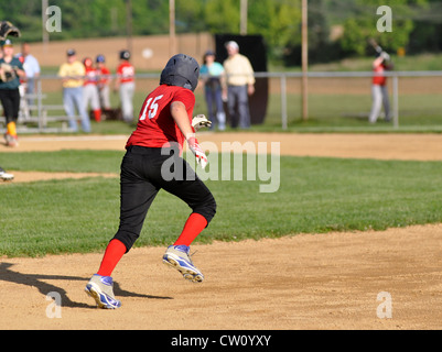 Actionfoto von ein wenig Liga-Baseball-Spieler läuft zur zweiten base Stockfoto