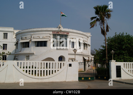 Douane Zollamt Gebäude von französischen Pondicherry Puducherry Tamil Nadu India.A Hauch von französischer Kolonialarchitektur gebaut Stockfoto