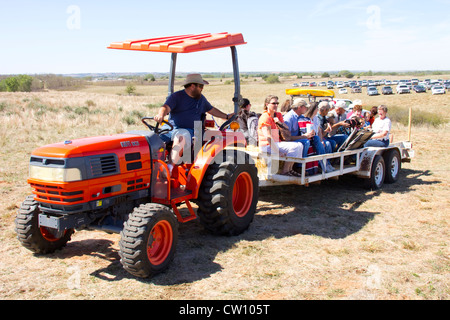 Kansas-Stil Peoplemover springt Gäste zum Frieden Gedenkpark, Medicine Lodge Frieden Vertrag Pageant, Medicine Lodge, KS, USA Stockfoto