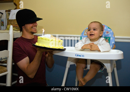 Vater Holding Geburtstagskuchen einjähriges Baby jungen an seinem Geburtstag Stockfoto