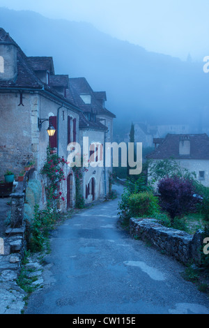 Nebligen Morgendämmerung am Eingangstor nach Saint Cirq Lapopie, Lot-Tal, Midi-Pyrenäen, Frankreich Stockfoto