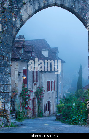 Nebligen Morgendämmerung am Eingangstor nach Saint Cirq Lapopie, Lot-Tal, Midi-Pyrenäen, Frankreich Stockfoto