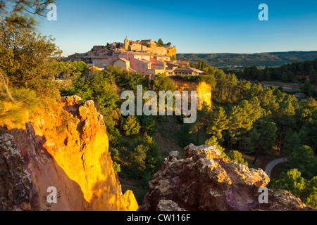 Sonnenaufgang über Hügel Stadt des Roussillon im Luberon, Provence Frankreich Stockfoto