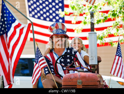 Patriotische Vater und Tochter auf Traktor nach Independence Day Parade neu Pekin, Indiana Stockfoto