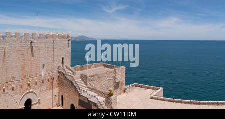 Blick über das Mittelmeer von der Templer Burg in Peniscola. Stockfoto