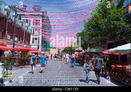 Fußgänger auf einem Teil Ste Catherine Street, die in den Sommermonaten für Autos gesperrt ist. Gay Village, Montreal. Stockfoto