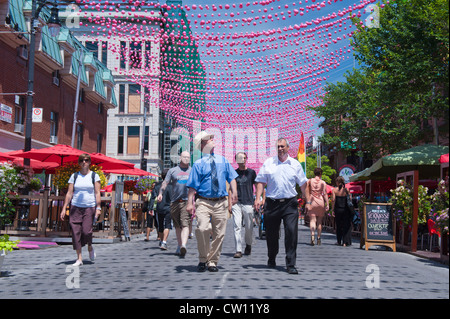 Fußgänger auf einem Teil Ste Catherine Street, die in den Sommermonaten für Autos gesperrt ist. Gay Village, Montreal. Stockfoto