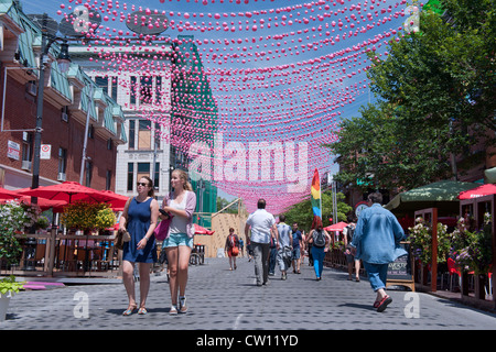 Fußgänger auf einem Teil Ste Catherine Street, die in den Sommermonaten für Autos gesperrt ist. Gay Village, Montreal. Stockfoto