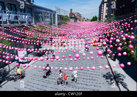 Teil der Ste Catherine Street, die in den Sommermonaten für Autos gesperrt ist. Gay Village, Montreal. Stockfoto