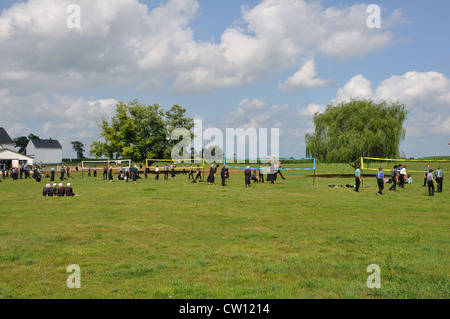 Amische Jugendliche Aktivität am Sonntag, Amish Country in Pennsylvania, USA - Volleyball spielen Stockfoto