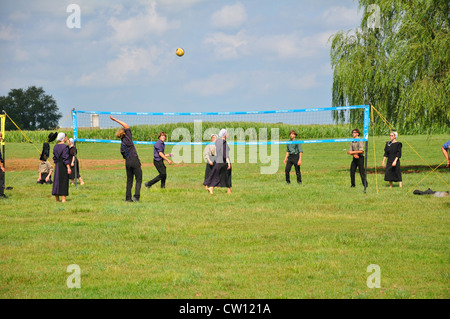 Amische Jugendliche Aktivität am Sonntag, Amish Country in Pennsylvania, USA - Volleyball spielen Stockfoto