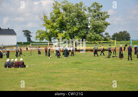 Amische Jugendliche Aktivität am Sonntag, Amish Country in Pennsylvania, USA - Volleyball spielen Stockfoto