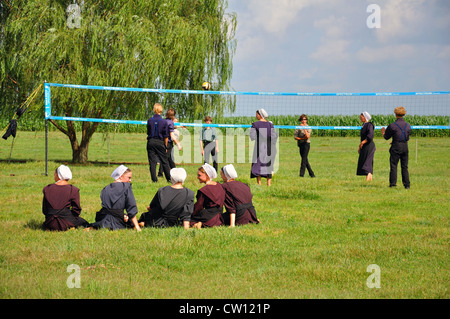 Amische Jugendliche Aktivität am Sonntag, Amish Country in Pennsylvania, USA - Volleyball spielen Stockfoto