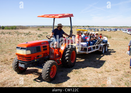 Eine Kansas-Stil People-Mover shuttles Gäste zu Frieden Gedenkpark für 2011 Medicine Lodge Frieden Vertrag Festzug, Kansas, USA Stockfoto