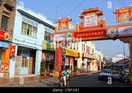 Bunte Torbogen über Jonker Walk in Chinatown, Melaka. Stockfoto