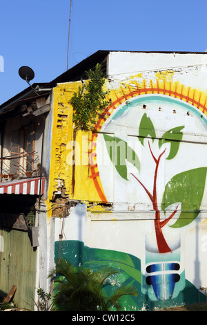 Wachsende Pflanze Setzling Wandbild gemalt auf der Seite des Gebäudes am Flussufer Melaka. Stockfoto