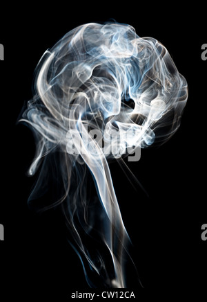 Eine Wolke von Zigarettenrauch vor einem schwarzen Hintergrund. Stockfoto