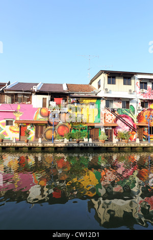 Bunten historischen Gebäuden mit Wandmalereien bemalt ausrichten Flusses Melaka in Melaka. Stockfoto