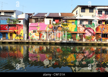 Bunten historischen Gebäuden mit Wandmalereien bemalt ausrichten Flusses Melaka in Melaka. Stockfoto