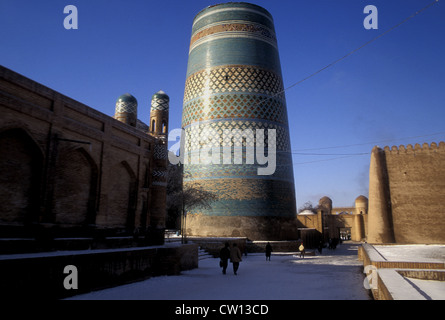 Der Kaltar Minar in Chiwa, Usbekistan, wurde als der größte im gesamten muslimischen Osten konzipiert (Durchmesser des Bodens - 14,2 m.). Das Gebäude wurde in einer Höhe von 29 m angehalten Stockfoto