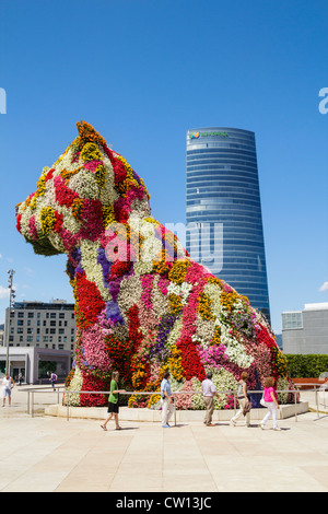 Jeff Koons Welpen Skulptur außerhalb Guggenheimmuseum in Bilbao, Baskenland, Spanien. Iberdrola Gebäude im Hintergrund Stockfoto