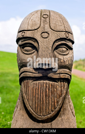 Viking Kopf aus Holz geschnitzt Stockfoto