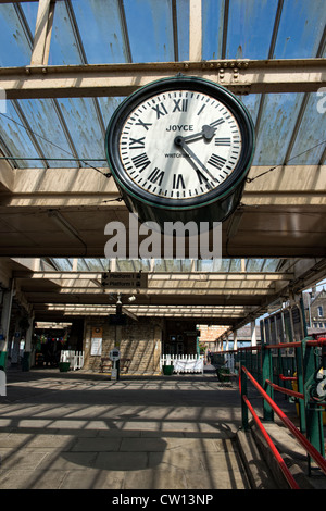 Uhr auf der Plattform in Carnforth Bahnhof in Lancashire. Stockfoto