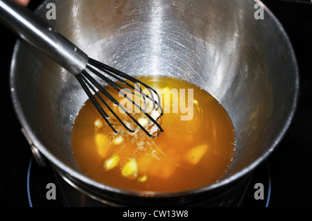 Hausgemachte Schokolade - schmelzen Kakaobutter in Edelstahlschüssel in Pfanne mit Wasser Stockfoto